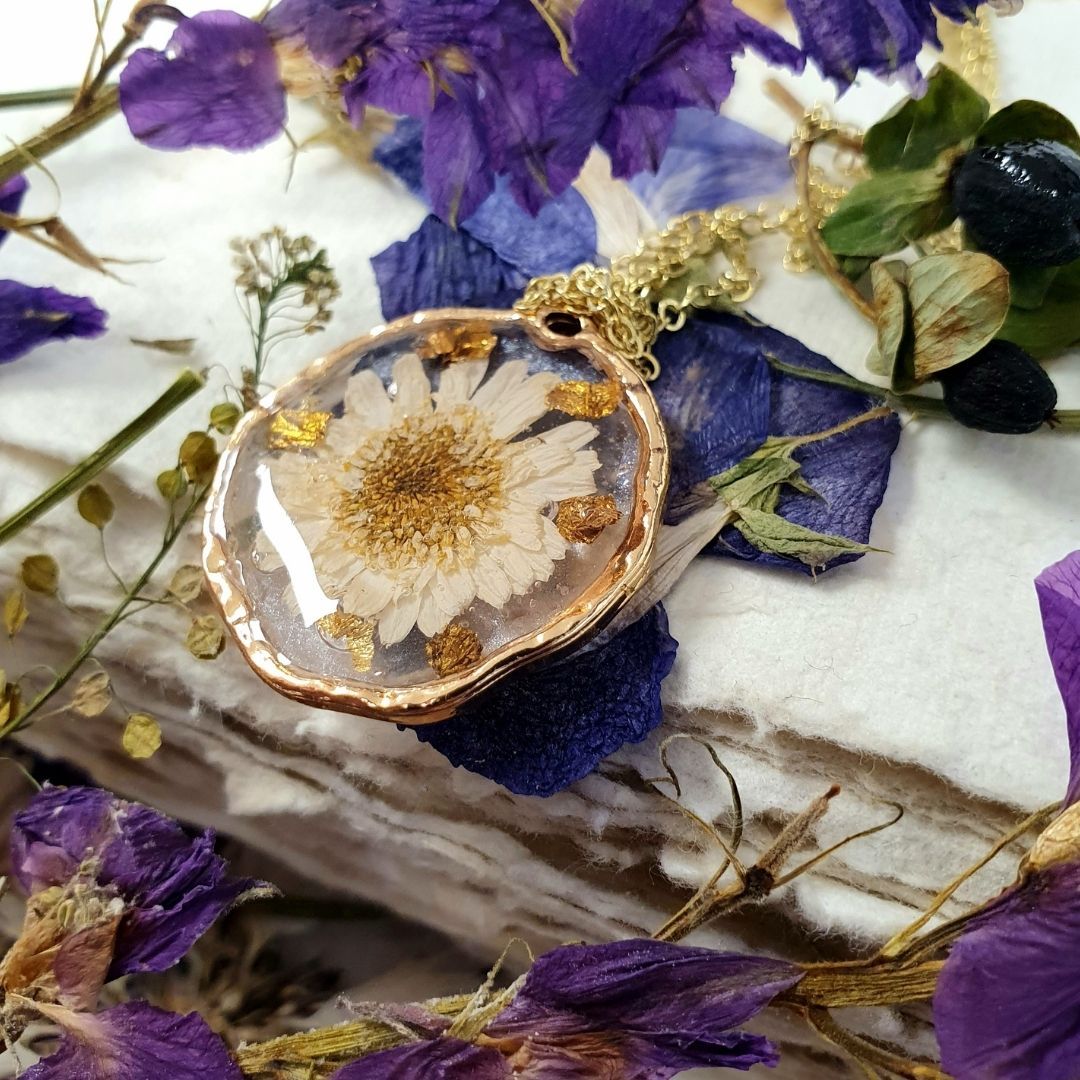 Learn Epoxy Resin Jewellery Workshop: Botanical Resin & Precious Memories 26th April!