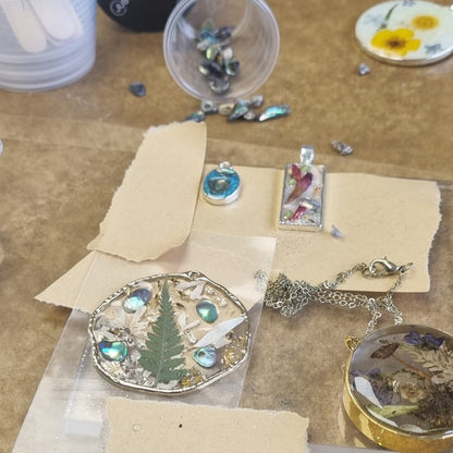 Learn Epoxy Resin Jewellery Workshop: Botanical Resin & Precious Memories 26th April!